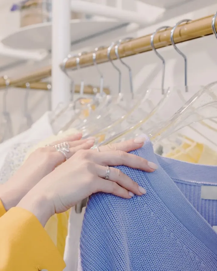 Kệ áo mới treo buổi sáng